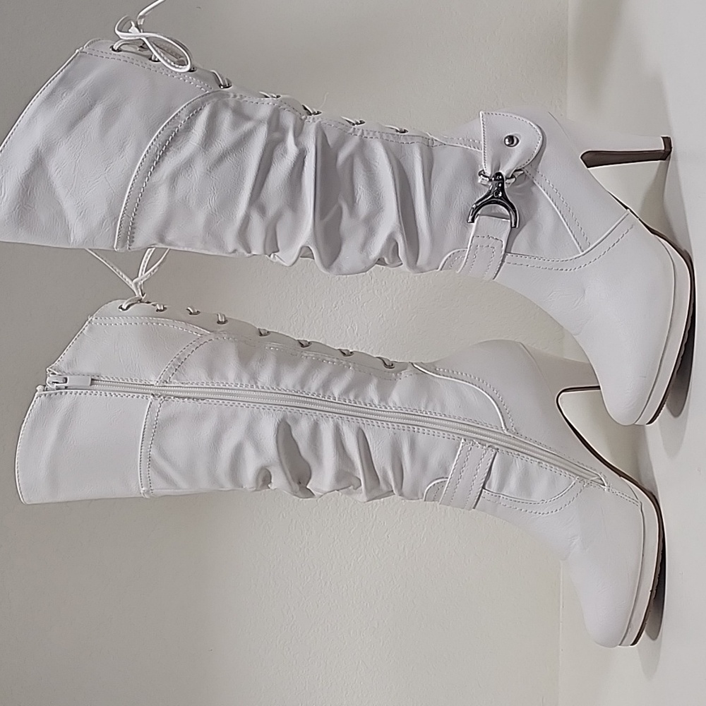 Elegant White Heeled Boots for Women... Perfect Condition. Worn Once.